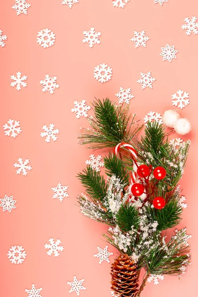 Рождественский Розовый Фон Снежинки Елочная Ветка Шишка Леденец Красные Ягоды — стоковое фото