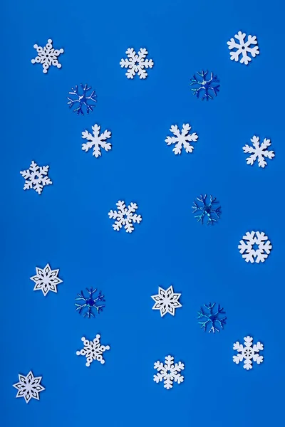 Fundo Azul Natal Flocos Neve Artificiais Feitos Madeira — Fotografia de Stock