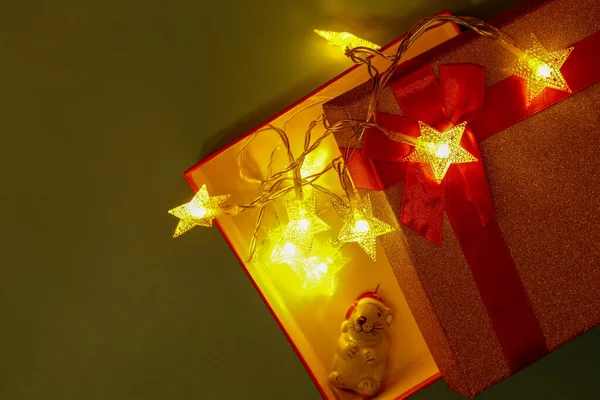 Navidad Fondo Muy Oscuro Guirnaldas Navidad Brillantes Caja Regalo — Foto de Stock