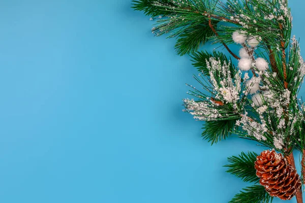 Świąteczne Tło Gałąź Świerkowa Bump Sztuczny Śnieg Niebieskie Tło — Zdjęcie stockowe