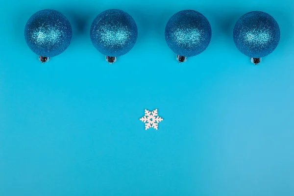 Layout Natal Decorações Natal Bolas Azuis Floco Neve Fundo Escuro — Fotografia de Stock