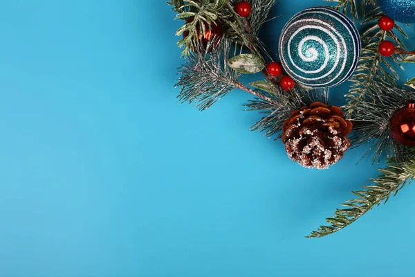 Noel mavisi arka plan. Kırmızı çilek. Noel oyuncak topları.