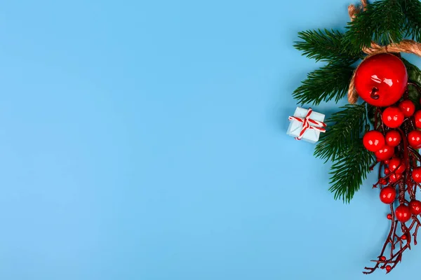 Рождественский Фон Елочная Ветвь Красные Ягоды Подарочная Коробка Вид Сверху — стоковое фото