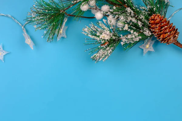 Рождественский Фон Новогодние Огни Елочная Ветвь Конус Белоснежка Вид Сверху — стоковое фото