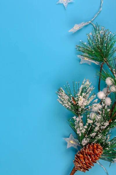 Noel Arkaplanı Yeni Yıl Işıkları Spruce Şubesi Koni Kar Yağıyor — Stok fotoğraf