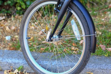 Bisikletin ön tekerleği. Yakın plan..