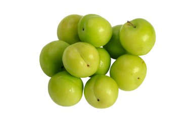 Beyaz arka planda izole edilmiş yeşil erikler. Yakın plan. Üst görünüm.