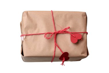 Kırmızı bir iple bağlanmış bir hediye kutusu. Beyaz bir arka planda izole edilmiş. Yakın plan..