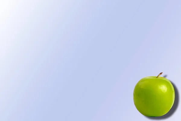 Apple Grön Isolerad Blå Lutning Bakgrund Skuggan Överst — Stockfoto