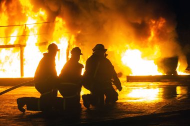 Johannesburg, Güney Afrika - Mayıs, 2018 itfaiyeciler tatbikat mücadele sırasında yapısı yanan önünde diz çökmüş