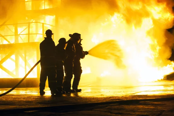 Johannesburg Südafrika Mai 2018 Feuerwehrleute Aufsprühen Von Wasser Auf Feuer — Stockfoto