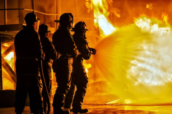 Йоханнесбург Южная Африка Пожарные Распыляют Огонь Время Учений Пожаротушению Лицензионные Стоковые Изображения