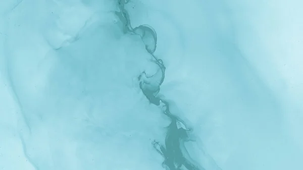 Groen pastelstromend water. Creatief met blauwe wolken — Stockfoto