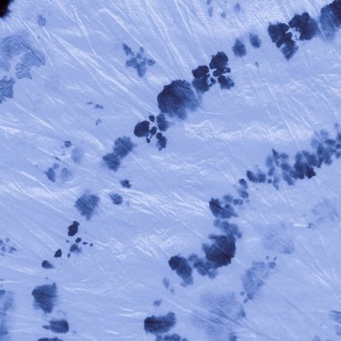 Boyalı tişört. Mavi mürekkep boyalı sarmal. Soyut 