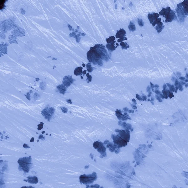 Boyalı tişört. Mavi mürekkep boyalı sarmal. Soyut 