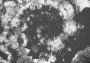 Boyalı kumaş. Gri Batik gömlekli. Hippi. 