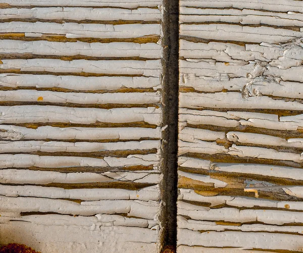 Деревянная сельская стена. Коричневая потрескивающая поверхность. Краска — стоковое фото