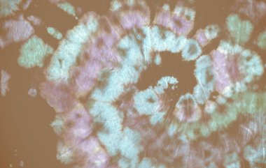 Boya desenli kravat. Mavi Batik gömlekli. Grunge. 