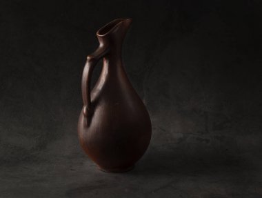 düşük anahtar tarzında çömlekçilik ile natürmort