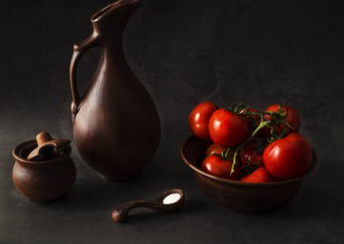 düşük anahtar tarzında çömlekçilik ile natürmort