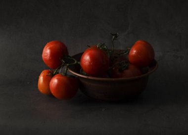 düşük anahtar tarzında çömlekçilik ile natürmort