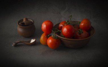 düşük anahtar tarzında çömlekçilik ile natürmort