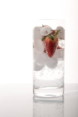 Buz ile köpüklü suda çilek