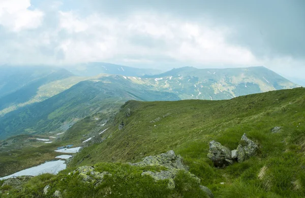 มมองของภ เขาของ Chernogorsk Orgo Ridge Carpathians เครน — ภาพถ่ายสต็อก