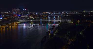 Bratislava tarihi merkezi ve eski şehir gece görünümü.