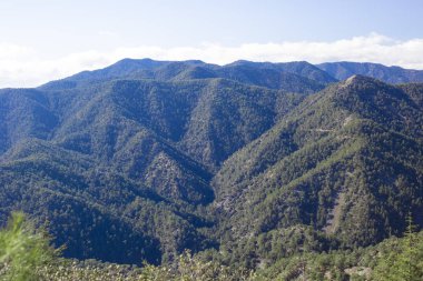 Sıra dağların ve denizin manzarası, Kıbrıs