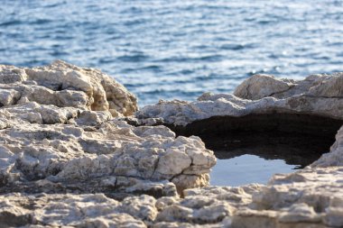 Kıbrıs adasının kayalıklarında bir fırtına dan sonra su birikintileri