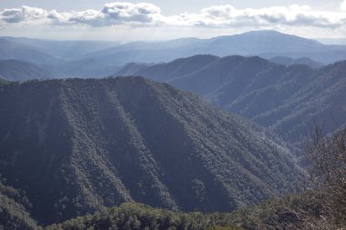 Sıra dağların ve denizin manzarası, Kıbrıs