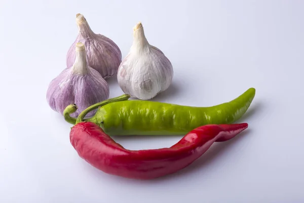 Peperoncini Piccanti Aglio Piatto Bianco Isolare — Foto Stock