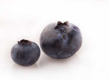 Beyaz arka planda çekilmiş olgun yaban mersini.