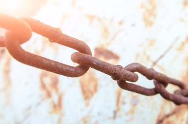 Gün batımı arka planda paslı demir zincir