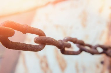 Gün batımı arka planda paslı demir zincir