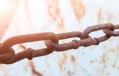 Gün batımı arka planda paslı demir zincir