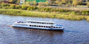 Gemi nehir boyunca yelken açar.