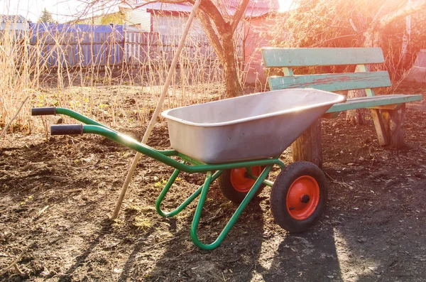 Akşam çiftlik el arabası