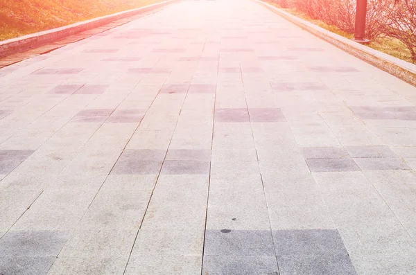 Güneşli bir günde ara sokak