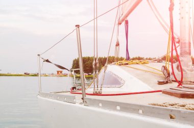  Nehir üzerinde beyaz bir yelkenli yat Kurulu