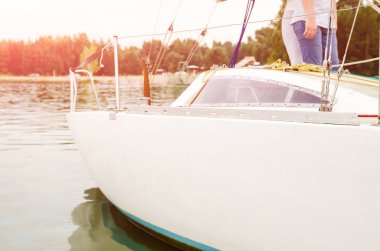 Nehir üzerinde beyaz bir yelkenli yat Kurulu