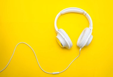 Sarı zemin üzerine beyaz kulaklık