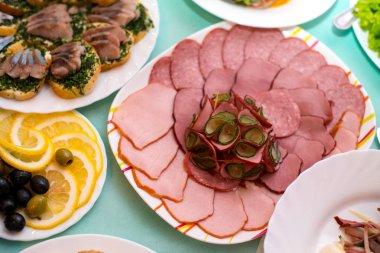 Sandviç, et, masanın üzerine limon