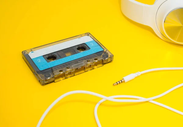 Auriculares Blancos Cinta Adhesiva Sobre Fondo Amarillo — Foto de Stock