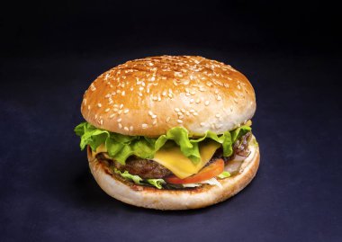 Koyu arka planda büyük iştah açıcı burger