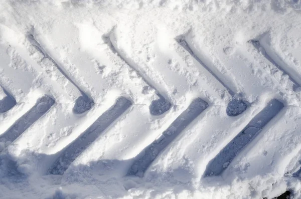 雪地中拖拉机轮胎的纹理痕迹 — 图库照片