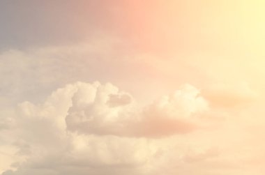 Kalın kabarık günbatımı bulutlar. Arka plan