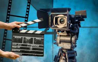 Sinema kamera arka planda Clapperboard