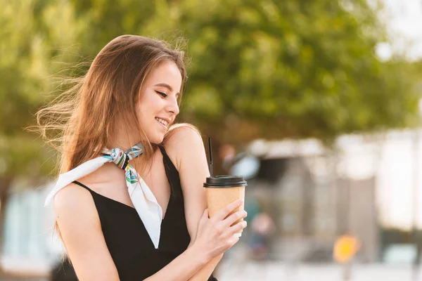 Fröhliche Junge Frau Trinkt Kaffee Auf Der Straße — Stockfoto